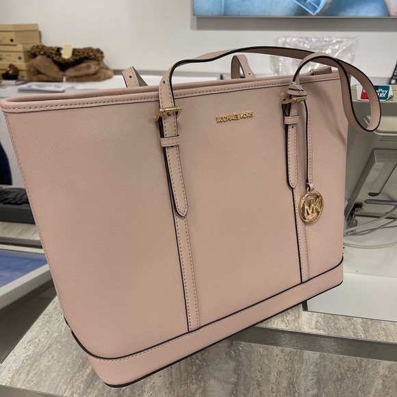 MICHAEL KORS
Jet Set Travel Lg Top Zip Shoulder Tote Saffiano Leather
Pwdr Blush - Picture 3 of 16